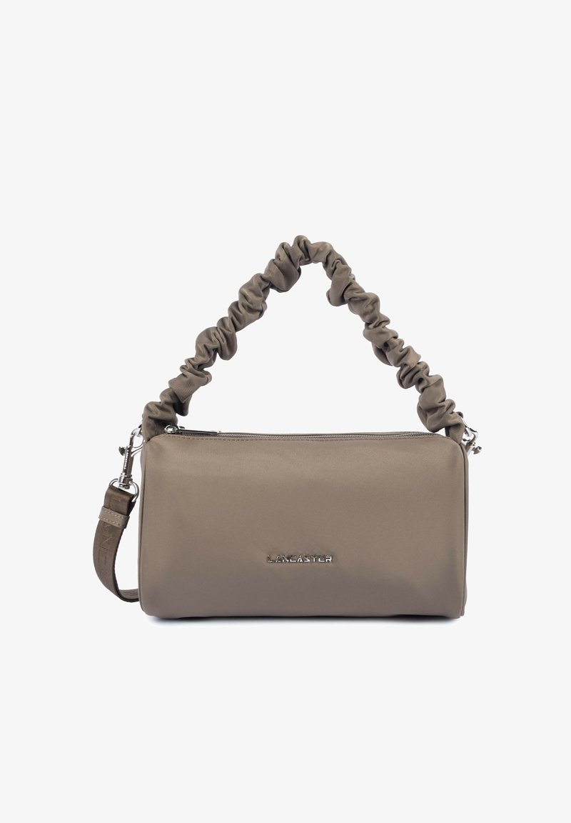 Petit sac à main rectangulaire taupe avec poignée supérieure froncée, fermeture éclair, bandoulière amovible et logo argenté "Lancaster" sur le devant.