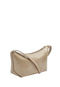 Borsa beige, lucida, in finta pelle con forma curvata, chiusura con zip e una sola tracolla regolabile. Texture morbida con accenti minimi.
