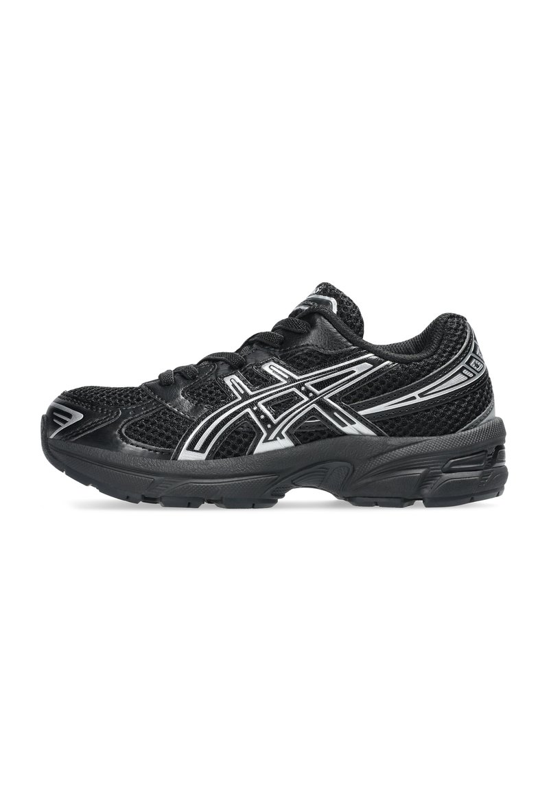 Chaussure de sport noire avec tige en tissu en maille, accents argentés, semelle en caoutchouc et col rembourré. Dotée d'un système de laçage et d'une surface texturée.
