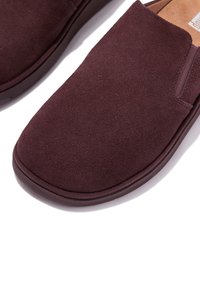 Bordeaux suède instap schoenen met een ronde neus, elastische zijkanten en een gepersonaliseerde rubberen zool. Zachte binnenvoering.