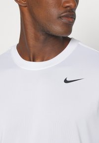 Nike Performance TEE RESET - Bluză cu mânecă lungă - white/black