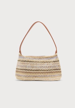 Petit sac tissé avec des rayures beige, marron et bleu clair et une seule bandoulière marron sur un fond uni.