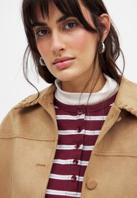 NA-KD BUTTON - Pitkähihainen paita - burgundy stripe