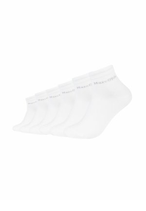 Sei paia di calzini bianchi alla caviglia con il marchio "Marc O'Polo" sul bordo, disposti in fila su uno sfondo bianco.