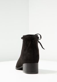 Czarne zamszowe botki za kostkę z zaokrąglonym noskiem, tylnym zamkiem i wiązaniem wokół kostki; słupkowy obcas z teksturowanym wykończeniem.