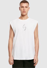 Hvid ærmeløs bomulds-t-shirt med en minimalistisk grå tegning af to hænder i et cirkulært design på fronten.
