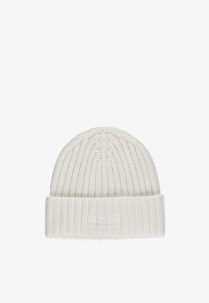 Cappellino bianco lavorato a maglia con texture a costine, caratterizzato da un risvolto e un logo ricamato discreto sul davanti.