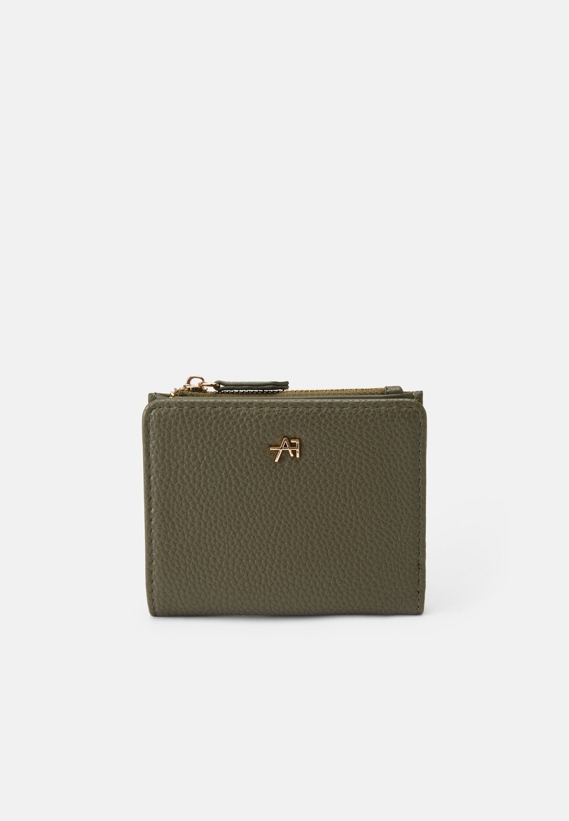 Portefeuilles en cuir vert olive avec une surface texturée, quincaillerie dorée et fermeture éclair. Logo embossé à l'avant. Design compact.