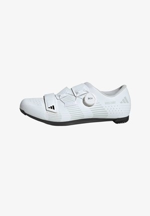 Bijele biciklističke cipele sa modernim dizajnom, s mrežastim panelima, sistemom vezivanja BOA, tri Velcro trake i teksturiranim potplatom za bolje prianjanje.