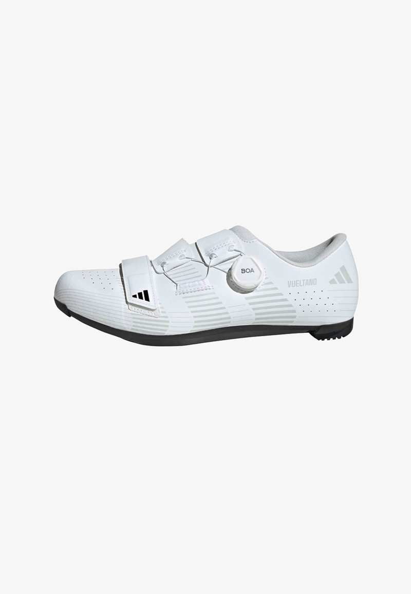 Weiße Fahrradschuhe mit schlankem Design, ausgestattet mit Mesh-Einsätzen, BOA-Schnürsystem, drei Klettverschlüssen und einer strukturierten Sohle für besseren Halt.