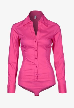 Camisa de manga larga rosa con cuello puntiagudo, cierre de botones en la parte delantera y un diseño ajustado integrado con una parte inferior tipo body.