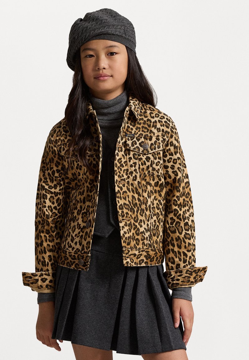 Jeans jakna s leopardjim vzorcem in gumbom spredaj, ki ima ovratnik ter zavihke na rokavih. V kombinaciji z sivo turtleneck majico in nabrano sivo krilo.