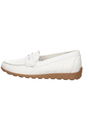 Hvide læder loafers med en struktureret overflade, en blød polstret krave og en brun gummisål med små riller for bedre greb.
