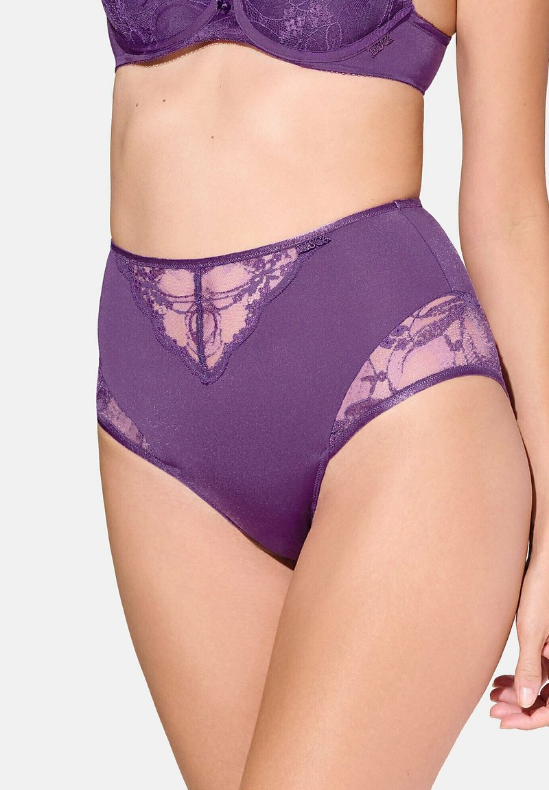 Paarse high-waisted slip met een delicate kanten accent aan de voorkant en zijkanten, gecombineerd met een soepele, elastische stof.