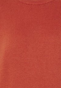 Maglione lavorato a maglia in una gradazione di rosso-arancio, con un colletto a coste e una finitura testurizzata su tutta la stoffa.