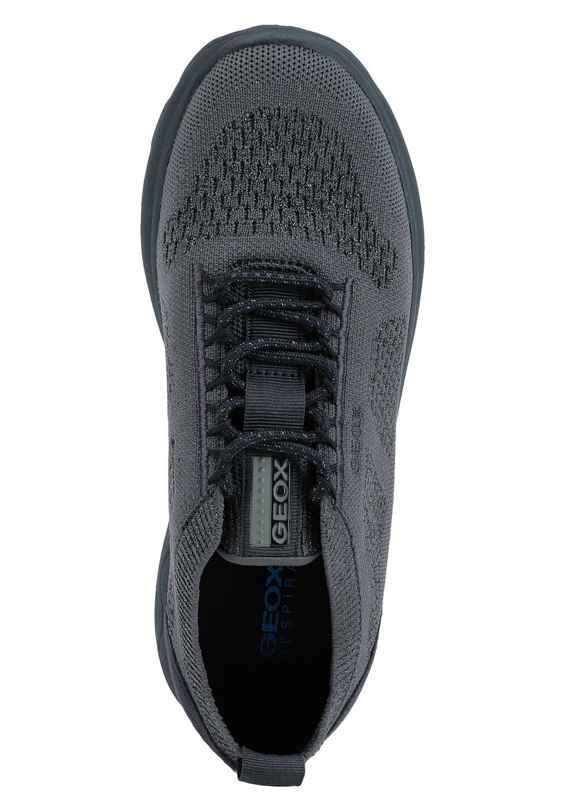 Baskets de sport gris foncé avec un dessus en tricot texturé, un col rembourré et des lacets noirs. Présente un logo Geox bleu sur la semelle intérieure.