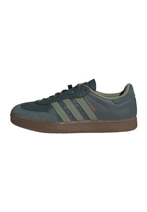 Dunkelgrüner Adidas Velosamba Sneaker mit Wildleder-Zehenkappe, drei hellgrünen Streifen, brauner Sohle und Schnürverschluss, von der Seite gezeigt.