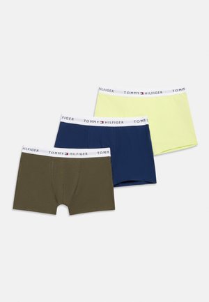 Tre Tommy Hilfiger boxer briefs i olivengrøn, navyblå og lysegul med hvide bånd med mærke.