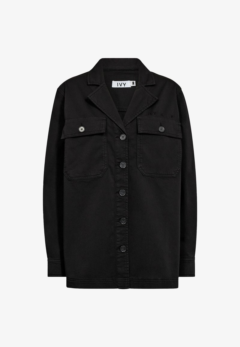 Zwarte jas met knopen, kraag, twee grote klepzakken aan de voorkant en lange mouwen, gemaakt van stevig materiaal.