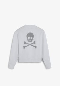 Sweatshirt gris clair avec des poignets et un ourlet côtelés. Il présente un grand graphique de crâne et de tibias argenté au dos. Texture douce.