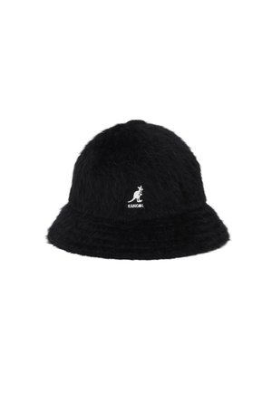 Cappello a secchiello nero realizzato in materiale morbido, con corona rotonda, ampia visiera e un piccolo logo bianco Kangol sul davanti.