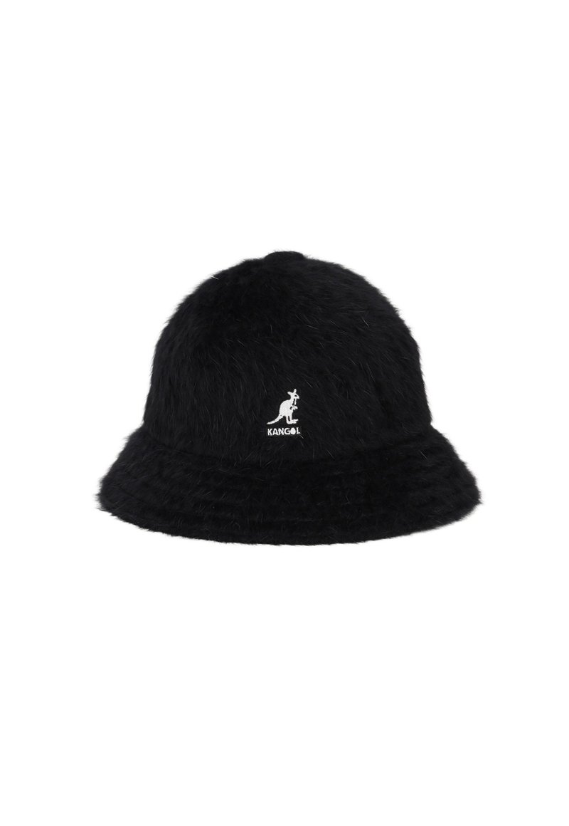 Cappello a secchiello nero realizzato in materiale morbido, con corona rotonda, ampia visiera e un piccolo logo bianco Kangol sul davanti.