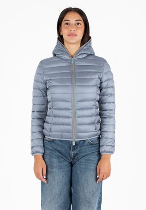 Giacca leggera e gonfiante grigia in piuma con cappuccio. Presenta sezioni cucite e una cerniera frontale. Indossata con jeans blu a vita alta.