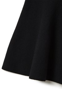 Tessuto a maglia ribattuta nera con texture verticale visibile e caduta naturale su uno sfondo bianco.