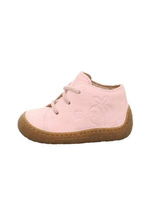 Rosa Wildlederkinderschuh mit runder Zehenpartie, Schnürdesign und geprägten floral- und fruchtmuster. Braune Gummisohle mit strukturierten Details.