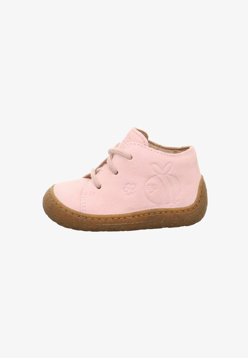 Scarpa per bambini in suede rosa, con punta rotonda, design con lacci e motivi floreali e di frutta in rilievo. Suola in gomma marrone con dettagli testurizzati.