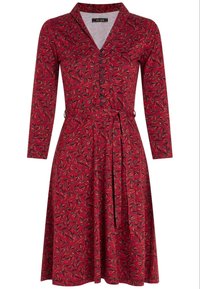Rotes Kleid mit langen Ärmeln, Kragen, Knopfleiste, taillierter Bindung und einem Blattmuster, aus einem weichen, dehnbaren Stoff gefertigt.