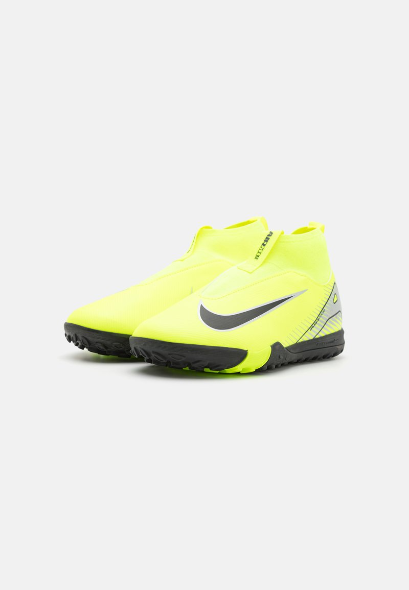 Helle gelbe Fußballschuhe mit einem eleganten Design, ausgestattet mit einer schwarzen Außensohle und einem grauen Nike-Swoosh-Akzent. Glattes Obermaterial aus Stoff und elastischer Kragen.