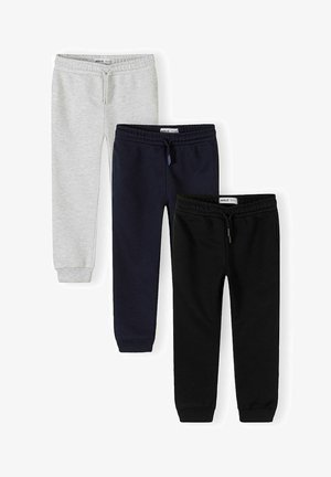 Tre paia di pantaloni jogger per bambini con elastico in vita, nei colori grigio, blu navy e nero, disposti verticalmente su uno sfondo bianco.