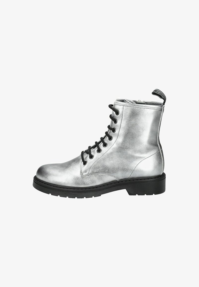 Silberne Lederstiefelette mit runder Spitze, schwarzem Schnürverschluss und schwarzer Gummisohle. Mit einer Lasche hinten.