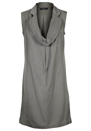 Robe grise sans manches avec un col bénitier drapé et une coupe ample, réalisée dans un tissu doux et fluide.