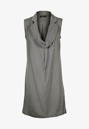 Robe grise sans manches avec un col bénitier drapé et une coupe ample, réalisée dans un tissu doux et fluide.