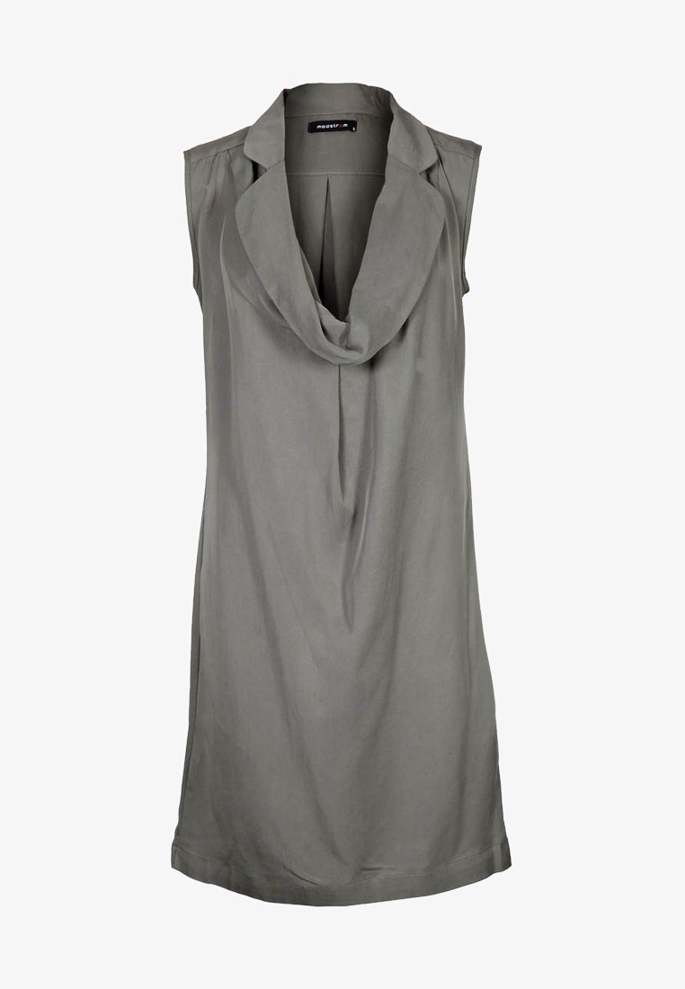 Robe grise sans manches avec un col bénitier drapé et une coupe ample, réalisée dans un tissu doux et fluide.