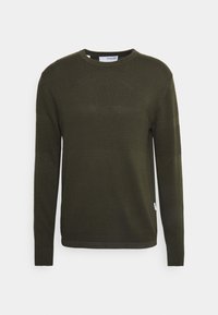 Olivenfarbener Pullover mit langen Ärmeln, strukturiertem Strickmuster über der Brust und rundem Halsausschnitt. Mit einem Markenetikett am Saum.