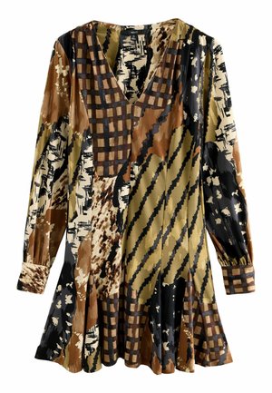 Sukienka z długim rękawem i dekoltem w serek, z abstrakcyjnym wzorem patchworkowym w odcieniach brązu, beżu, czerni i musztardowej żółci.