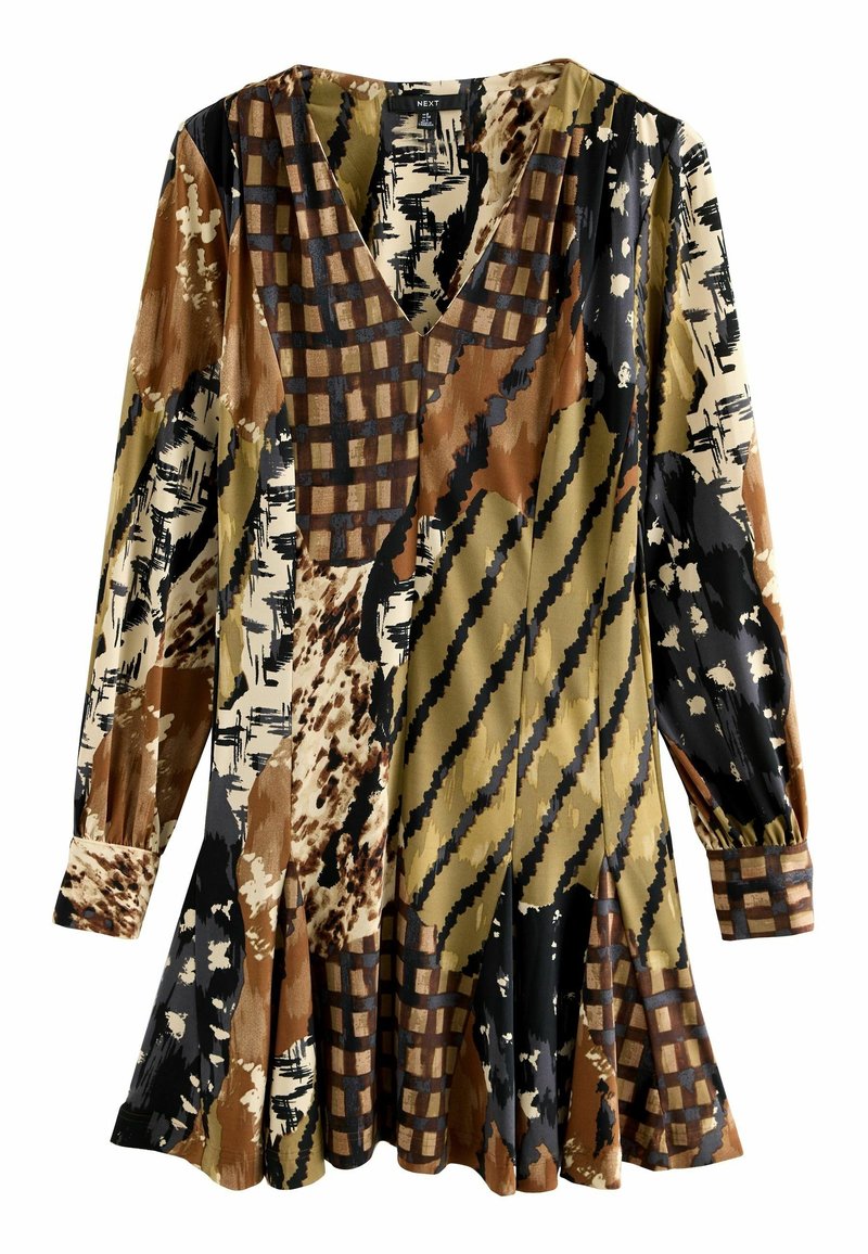 Robe à manches longues avec col en V, présentant un motif patchwork abstrait dans des tons marron, beige, noir et jaune moutarde.