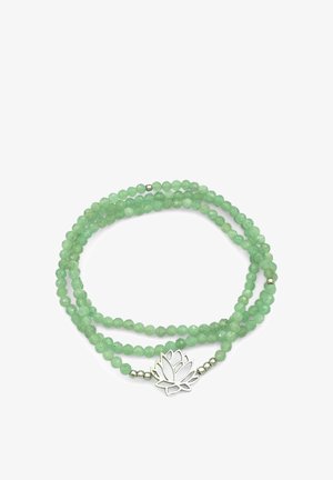 Bracciale avvolgente con perline verdi, pietre sfaccettate e un ciondolo a forma di fiore di loto in argento su sfondo bianco.