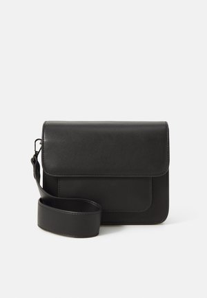 Borsa a spalla in pelle nera con chiusura a pattina, dotata di tasca frontale piatta e tracolla staccabile. Texture liscia e design minimalista.