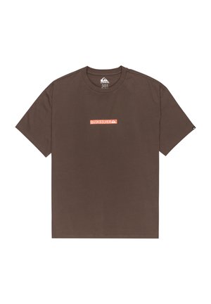 Hnědé bavlněné tričko s krátkým rukávem a kulatým výstřihem. Uprostřed se nachází červenobílé logo "Quiksilver". Hladká textura.