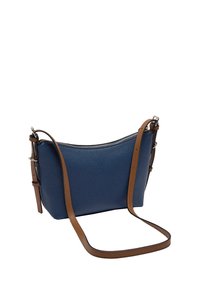 Niebieska torebka crossbody z teksturowanej skóry z brązowym regulowanym paskiem i srebrnym zapięciem na zamek. Charakteryzuje się zaokrąglonym kształtem i minimalistycznym designem.