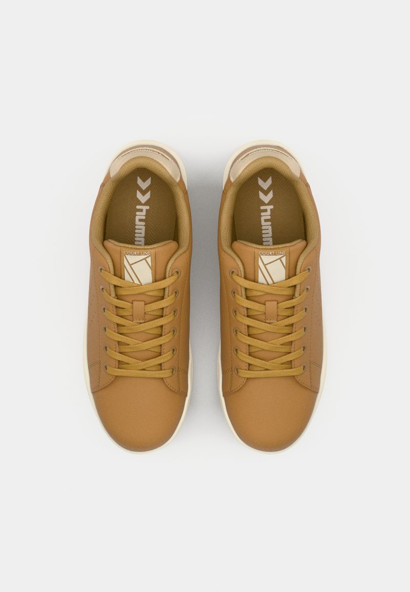 Zapatillas sintéticas marrones con una textura suave, puntera redonda y acentos en color crema claro. Presentan cordones planos y una plantilla de marca con un logo.