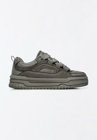 Basket basse gris foncé avec semelle épaisse, détails texturés, languette au talon, col rembourré et lacets bouclés sur fond clair.