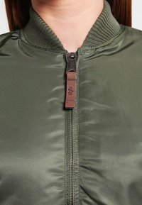 Alpha Industries Bomberjacka - olive
