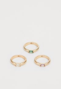 Tres anillos de oro con gemas rectangulares: una piedra clara, una verde y una rosa, engastadas en bandas suaves y redondeadas.