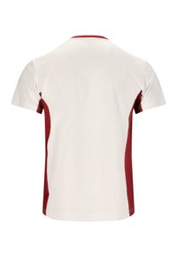 Hvid atletisk t-shirt med røde sidepaneler og en matchende krave. Korte ærmer og glat stof med syningsdetaljer.