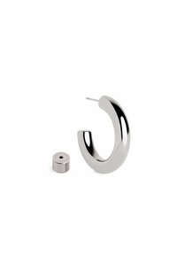 Orecchino ad anello in argento con superficie liscia e riflettente, design curvo e un componente di chiusura metallica removibile.